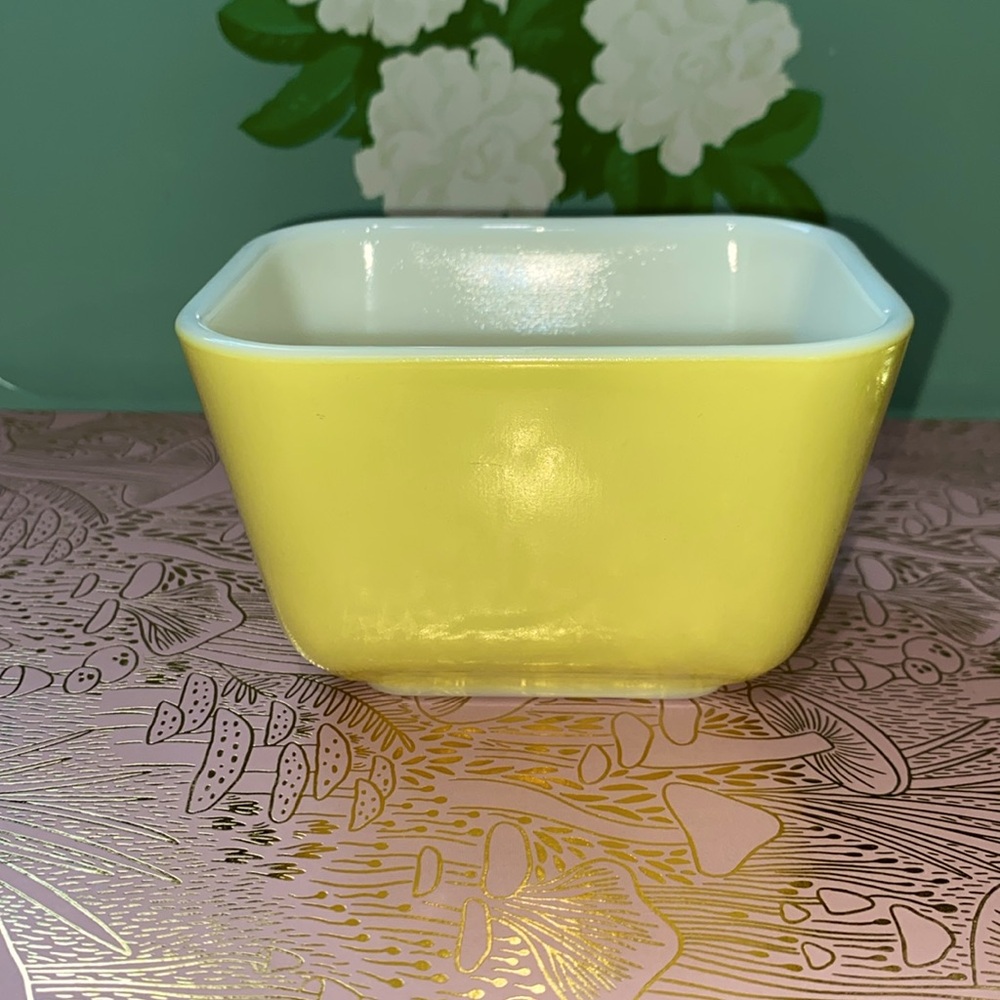 Vintage Pyrex yellow 501B refrigerator dish great condition